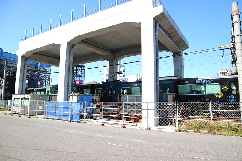 在来線直上部での施工。現場は春日原駅〜白木原駅間