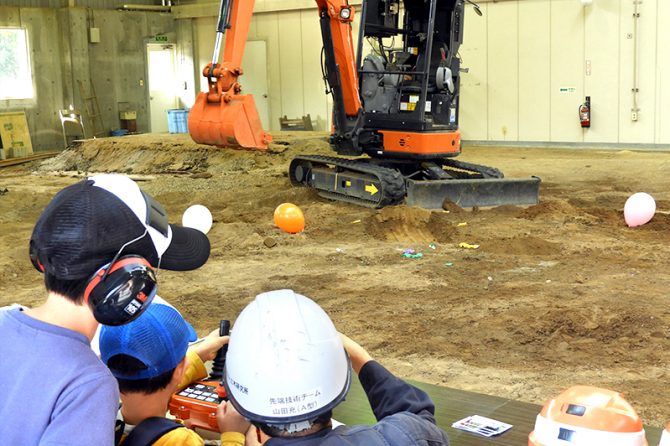 人気イベント「無線ショベルカーを動かせ！」