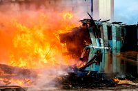 火事で燃えた建築現場…。それを隠した現場監督と職人のヒミツ