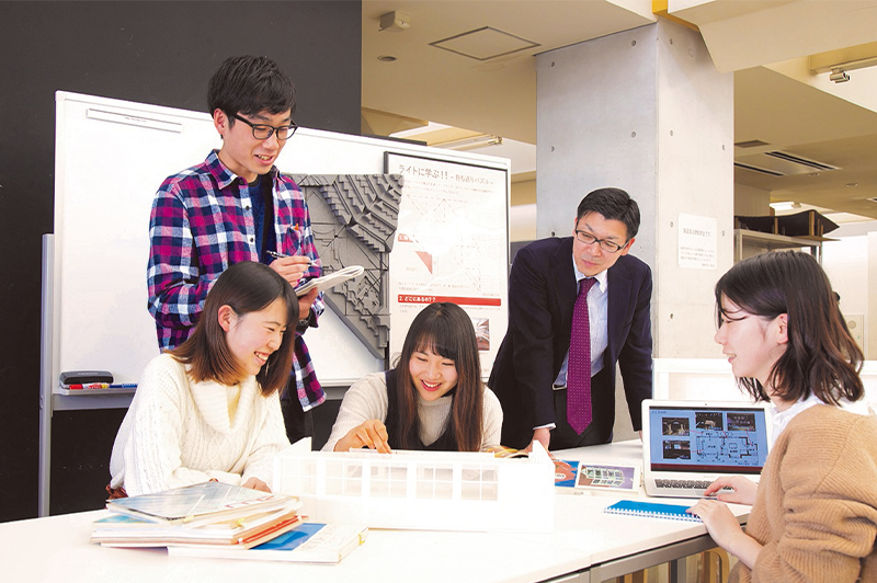 建築学部の作業風景。建築学部には女子学生も多い。