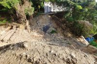 ミスしたら死ぬ仕事。建設機械を運転するのは、崩壊寸前の急傾斜地