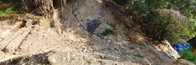 ミスしたら死ぬ仕事。建設機械を運転するのは、崩壊寸前の急傾斜地