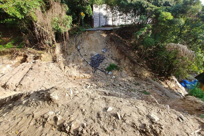 ミスしたら死ぬ仕事。建設機械を運転するのは、崩壊寸前の急傾斜地