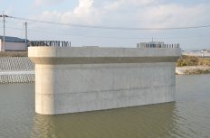 【良質なコンクリート構造物を造る男たち4】 養生期間が短くても「コンクリート品質」にこだわる。鉄筋にタグ、バイブレーターにマーキング、エバープロテクト散布