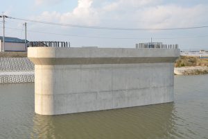 【良質なコンクリート構造物を造る男たち4】　養生期間が短くても「コンクリート品質」にこだわる。鉄筋にタグ、バイブレーターにマーキング、エバープロテクト散布