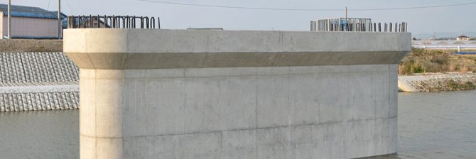 【良質なコンクリート構造物を造る男たち4】　養生期間が短くても「コンクリート品質」にこだわる。鉄筋にタグ、バイブレーターにマーキング、エバープロテクト散布