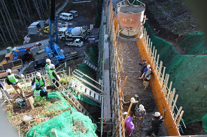 研修の現場となった上初野川に建設中の砂防堰堤