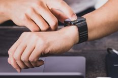 現場監督は、直ちに全員、「Apple Watch」をつけるべき