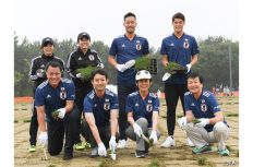 サッカー日本代表の吉田麻也、澤穂希ら　建設中の「JFA夢フィールド」で芝生の苗植え