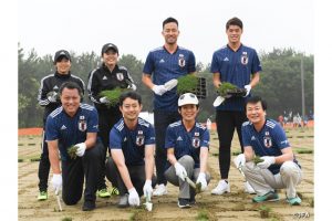 サッカー日本代表の吉田麻也、澤穂希ら　建設中の「JFA夢フィールド」で芝生の苗植え