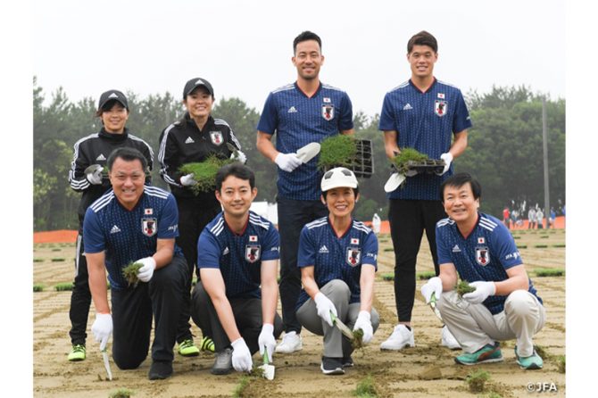 前列左から田嶋会長、熊谷市長、高円宮妃久子様、森田知事。後列左から宮間さん、澤さん、吉田選手、酒井選手 / （公財）日本サッカー協会（http://www.jfa.jp/news/00021818/）