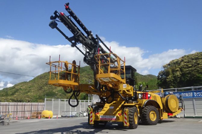 ロックボルト打設専用機 / 鹿島建設（https://www.kajima.co.jp/news/press/201907/17c1-j.htm）