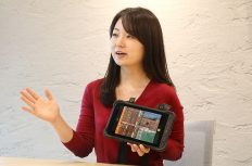 “黒板にチョーク”はもう古い。「電子小黒板」は工事写真撮影のスタンダードとなるか?