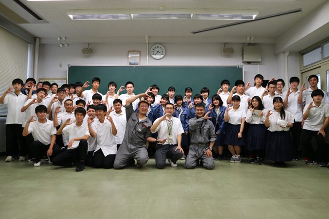 「1C」の「C」のポーズを決めるデミマツと大分高専都市・環境工学科1年生の学生ら