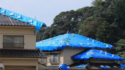 屋根養生の新提案 法面屋が教える 雨にも風にも負けないブルーシートの掛け方 とは 施工の神様