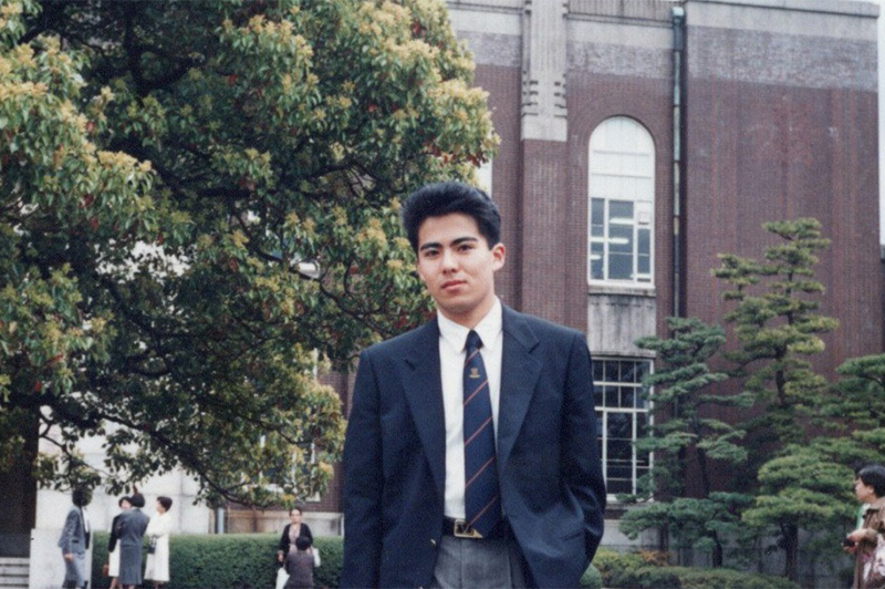 大学入学式に出席した岡村氏