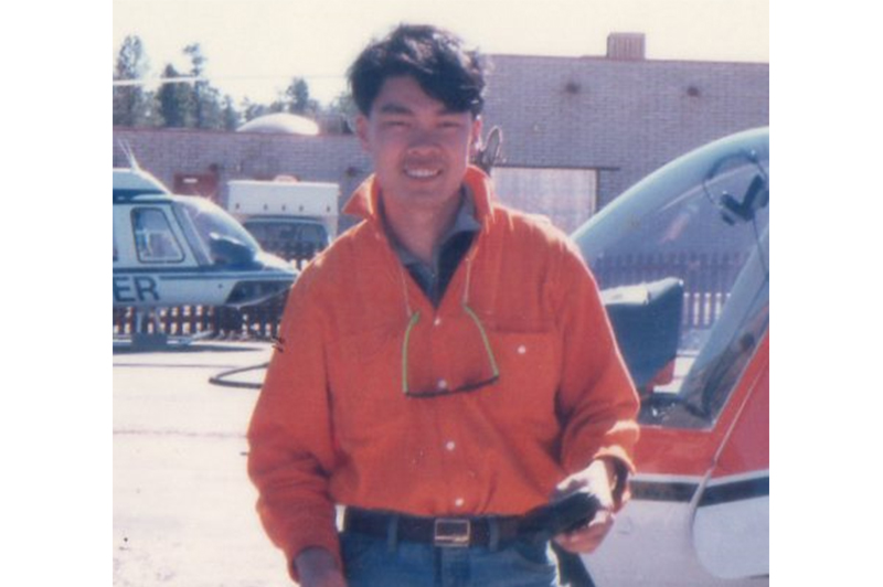 藤井氏が20歳のころの写真。旅先の空港にて。