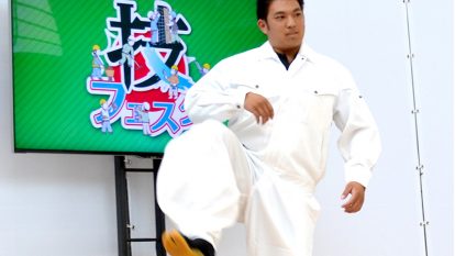 ニッカポッカでランウェイを歩く 職人がモデルの 作業服のファッションショー 施工の神様