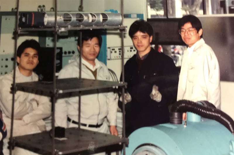 耐震工学研究室在籍中の見坂氏(右から二人目)