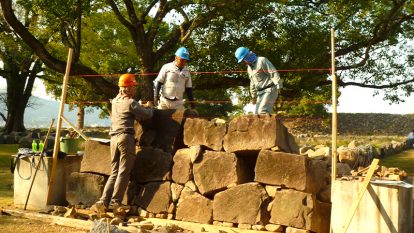 施工の神様 | 20年掛けて10万個の石を積み直す。 熊本城の完全修復に