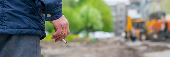 お前は何しに現場へ？ 職人とタバコを吸いながらスマホゲームをする新人監督に激怒！