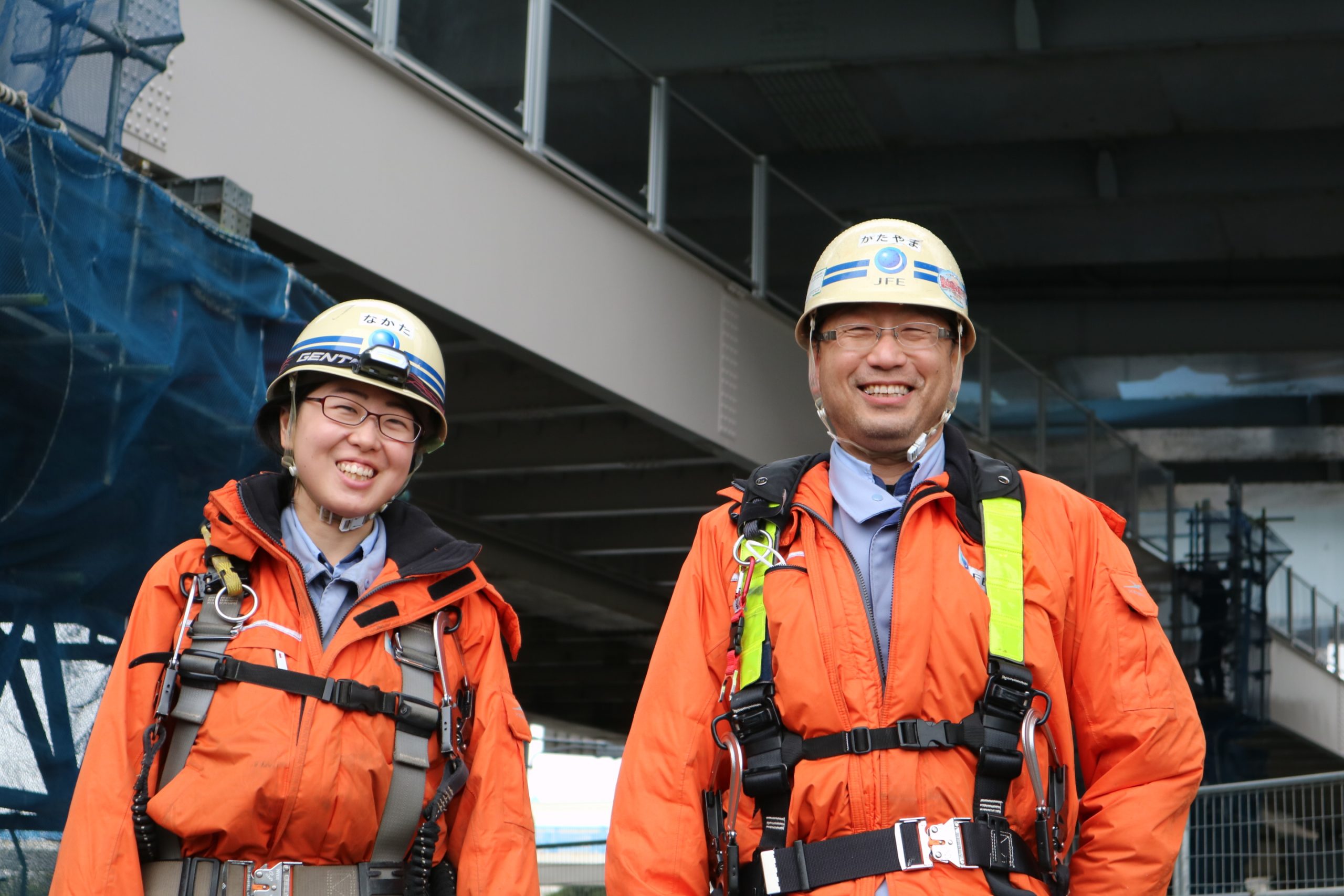 現場所長の片山博司さん（社会インフラ本部建設部工事室総括スタッフ）と中田さん