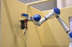 深刻化する造作大工不足の救世主。石膏ボードのビス留め作業は自動化できるか?【大東建託】