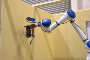 深刻化する造作大工不足の救世主。石膏ボードのビス留め作業は自動化できるか？【大東建託】