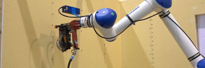 深刻化する造作大工不足の救世主。石膏ボードのビス留め作業は自動化できるか？【大東建託】