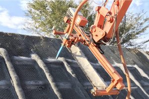 【大林組】法面上の鉄筋と型枠が不要に! ICT建機で吹付枠工の人員50%削減、工程25%短縮