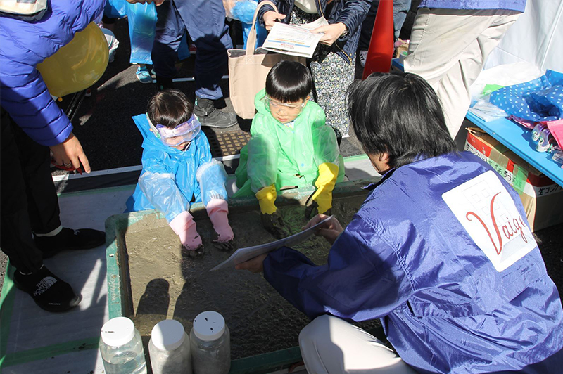コンクリートに触れる子どもたち