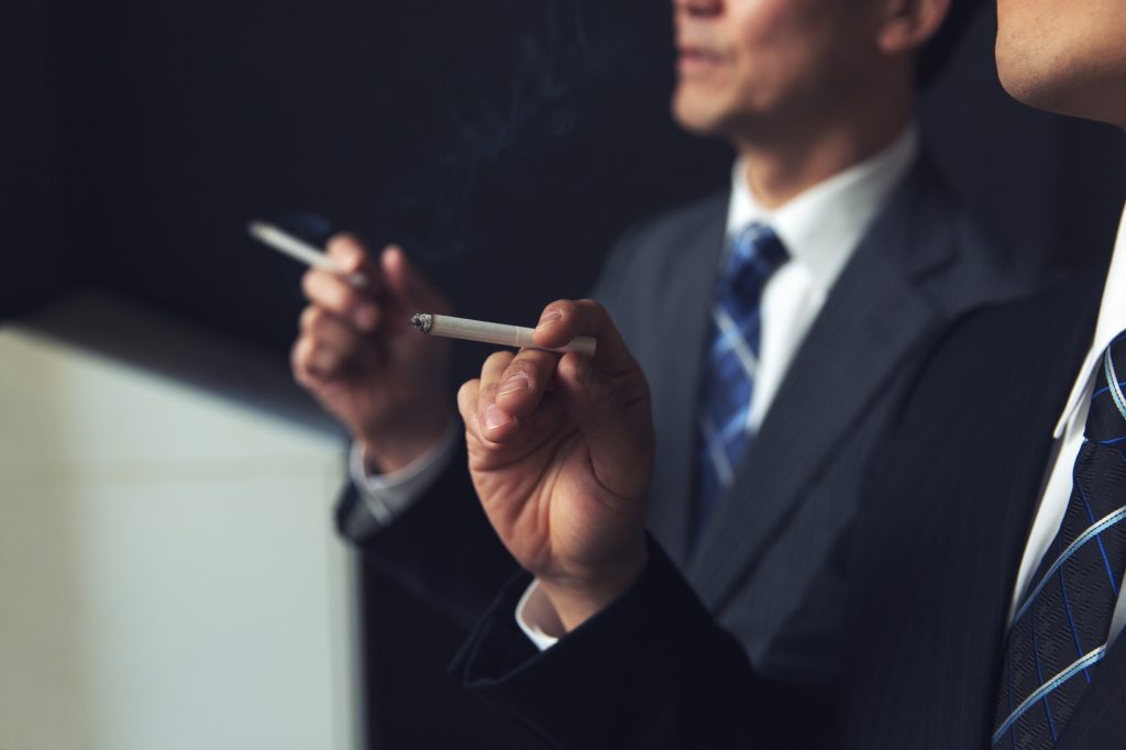 建築基準法で"現場の禁煙"を義務化しろ！ コロナ禍でも密集してタバコを吸うオジサンたち