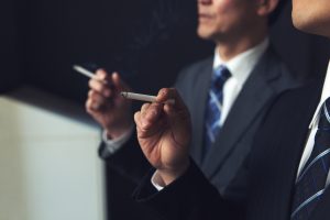 建築基準法で”現場の禁煙”を義務化しろ! コロナ禍でも密集してタバコを吸うオジサンたち