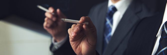 建築基準法で”現場の禁煙”を義務化しろ! コロナ禍でも密集してタバコを吸うオジサンたち