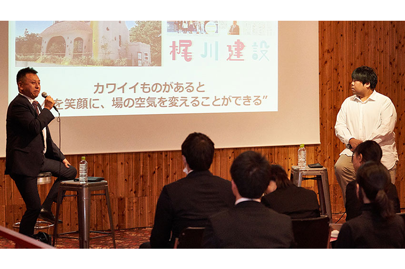 アソビシステム社の中川悠介社長（右）と梶川建設の梶川光宏社長の対談セミナー