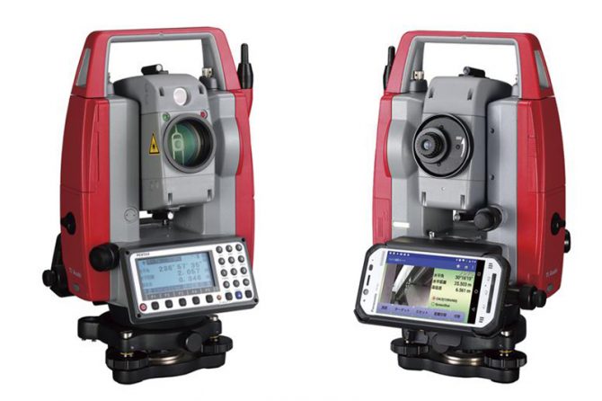 左：反側 ホワイトバックライト液晶、右：正側 Android(TM)端末 / TIアサヒ株式会社（https://www.pentaxsurveying.com/wp-content/uploads/2020/07/4e09ef63630d5a4e7a3e30758d8064e3.pdf）