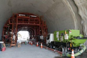 トンネルの覆工コンクリート打設を完全自動化【鹿島ら】