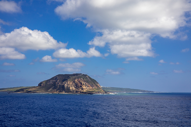 硫黄島には、海上自衛隊と航空自衛隊の基地が置かれており、民間人の立ち入りは禁止されている