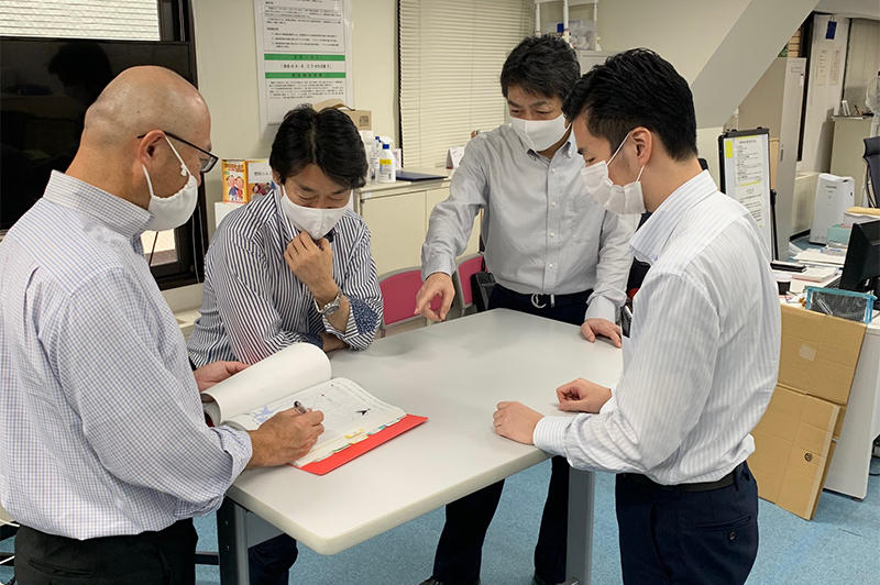 首都高技術インフラドクター部のメンバーとスタンディングミーティングに臨む田沢さん(右から二人目)