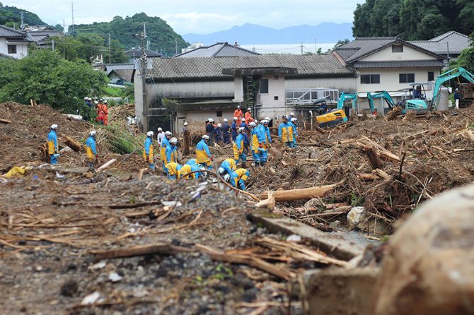 不明者の捜索が続く被災現場（7月9日、津奈木町福浜地内）