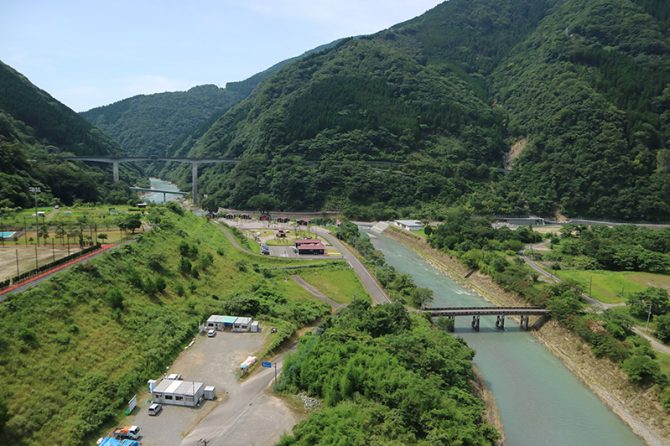 川辺川ダム水没予定地。手前を流れるのが川辺川の源流である五木川。五木小川と合流（写真中央右付近）し、その下流から川辺川となる（頭地大橋から下流を望む）。