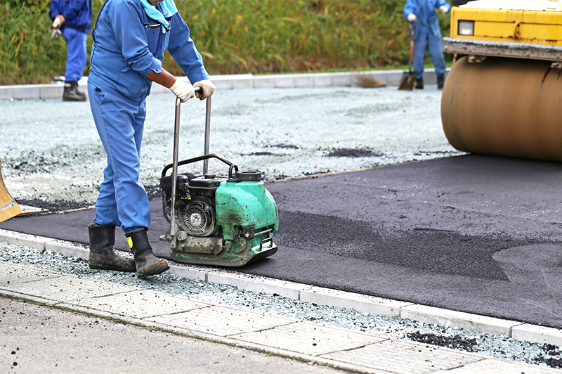 夏場の道路舗装工事