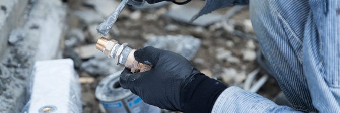 重機がないから、人力で掘削して漏水箇所を捜索させられた話