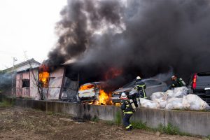 屋根防水工事で建屋全焼!? 職人の予想外すぎる行動で大惨事