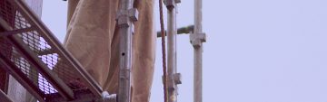 足場の解体作業は、常に危険と隣り合わせ