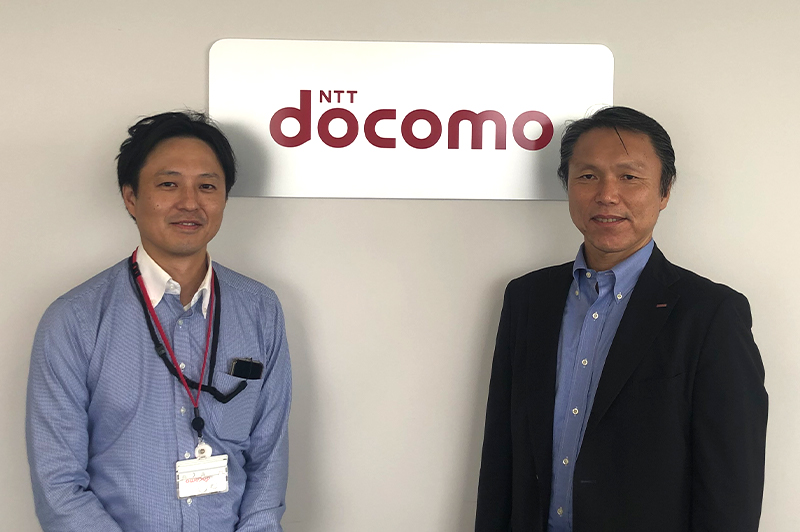 株式会社NTTドコモの5G・IoTビジネス部の仲田正一ビジネスイノベーション推進担当部長(右)と同部の中島厚生建設イノベーション担当課長(左)