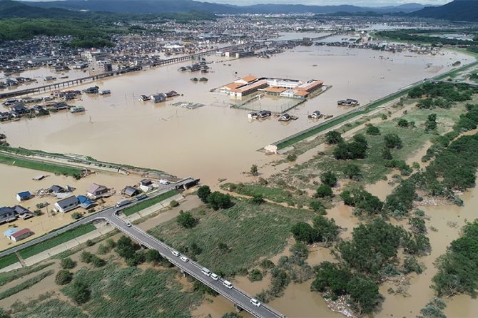 「平成30年7月豪雨」による小田川堤防決壊の様子（岡山県倉敷市真備町） / 写真提供：国土交通省 中国地方整備局