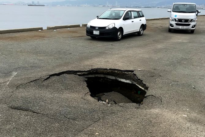 道路陥没の様子 / メインマーク提供