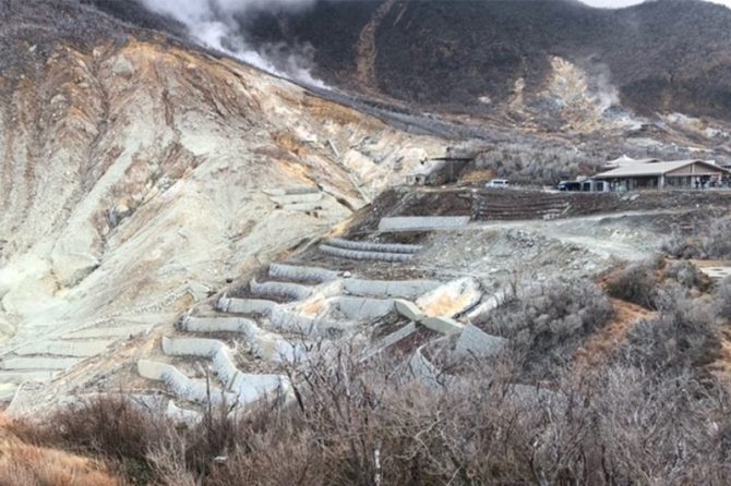 大涌谷にあるブロック積（山腹工）と砂防堰堤、グラウンドアンカー等