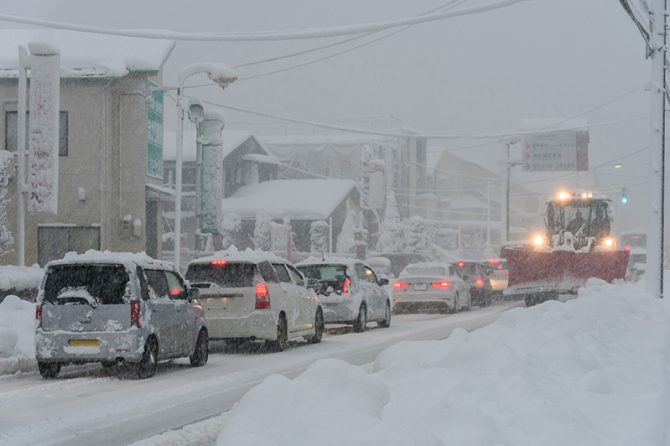 積雪による車の立ち往生は、同じ過ちを繰り返しているだけ